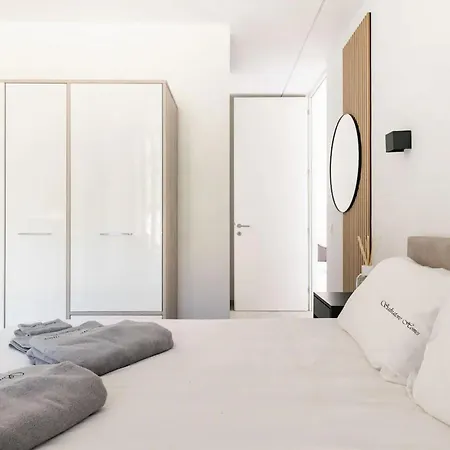 Apartmán Salvatorehomes - Luxurious Dreamview Waterfront In With Pool - Casa Azura - A 5 Star Luxury Collection At Garda