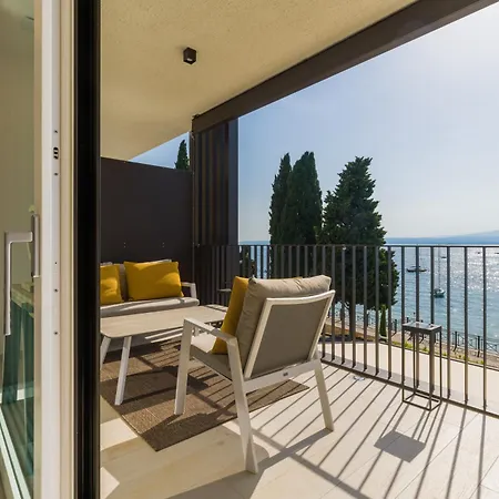 Salvatorehomes - Luxurious Dreamview Waterfront In With Pool - Casa Azura - A 5 Star Luxury Collection At Garda