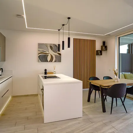 Apartmán Salvatorehomes - Luxurious Dreamview Waterfront In With Pool - Casa Azura - A 5 Star Luxury Collection At Garda Torri Del Benaco