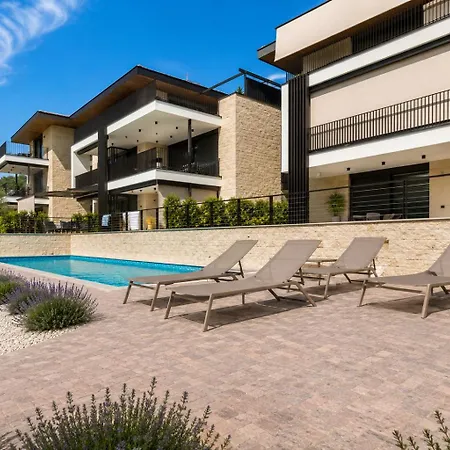 Salvatorehomes - Luxurious Dreamview Waterfront In With Pool - Casa Azura - A 5 Star Luxury Collection At Garda Apartmán