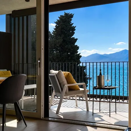 Salvatorehomes - Luxurious Dreamview Waterfront In With Pool - Casa Azura - A 5 Star Luxury Collection At Garda Apartmán *
