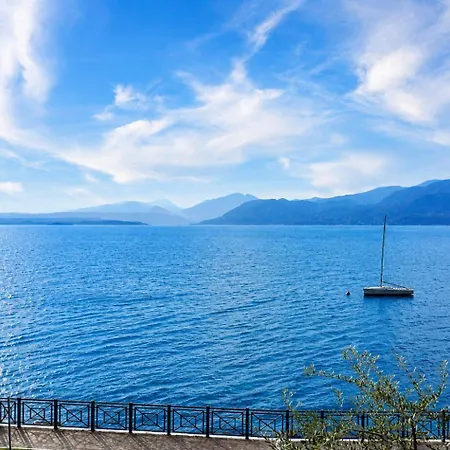 Apartmán Salvatorehomes - Luxurious Dreamview Waterfront In With Pool - Casa Azura - A 5 Star Luxury Collection At Garda *