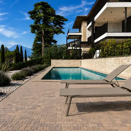 Salvatorehomes - Luxurious Dreamview Waterfront In With Pool - Casa Azura - A 5 Star Luxury Collection At Garda Apartmán *