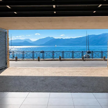 Apartmán Salvatorehomes - Luxurious Dreamview Waterfront In With Pool - Casa Azura - A 5 Star Luxury Collection At Garda *