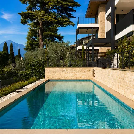 Apartmán Salvatorehomes - Luxurious Dreamview Waterfront In With Pool - Casa Azura - A 5 Star Luxury Collection At Garda